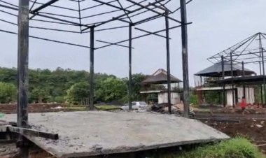 फार्महाउस की छत गिरने से महू में 5 की मौत, पोकलेन की मदद से रेस्क्यू जारी