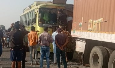 विदिशा में भीषण सड़क हादसा:सड़क किनारे खड़े कंटेनर से भिड़ी बस, 9 यात्री घायल; सिरोंज से बासौदा जा रही थी
