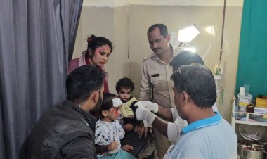 शाजापुर में चलती बाइक का टायर फटने से हादसा:1 पुरुष, 1 महिला समेत दो बच्चियां हुई घायल, डायल 100 की मदद से अस्पताल पहुंचाया