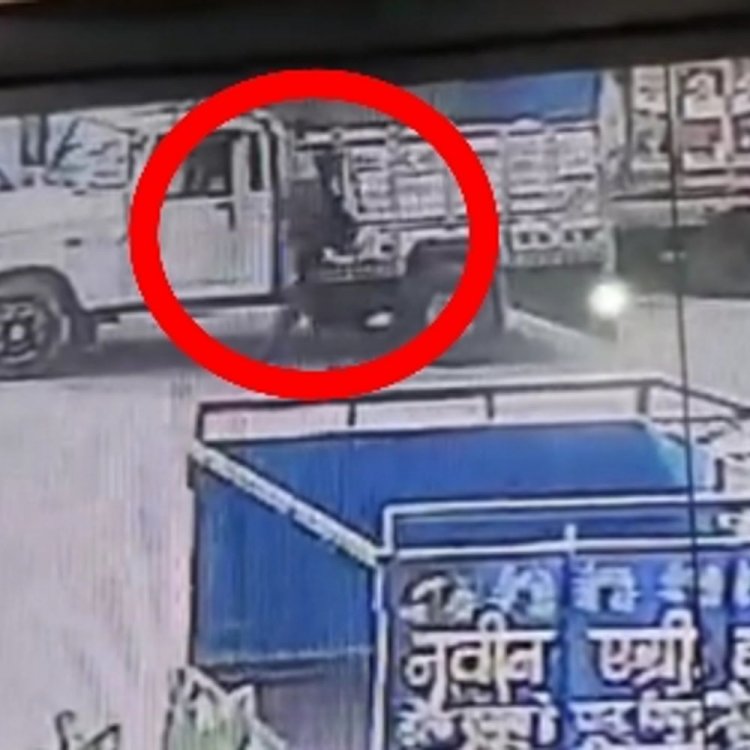 पेठा व्यापारी के साढ़े चार लाख रूपए चोरी:लोडिंग वाहन से बैग उठा ले गया चोर, घटना का सीसीटीवी वीडियो आया सामने