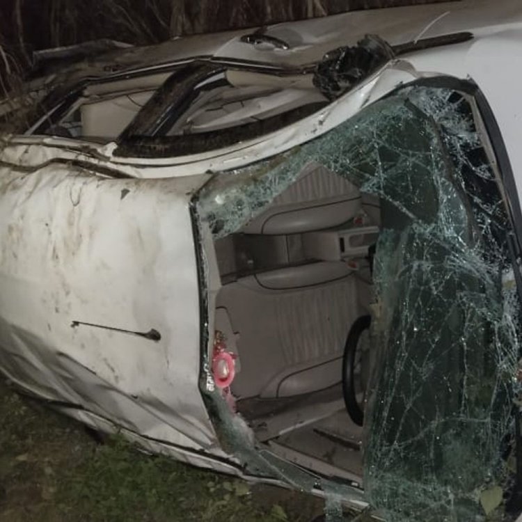 नरसिंहपुर में शेर नदी के पास सड़क हादसा:जबलपुर से नागपुर जा रही कार अनियंत्रित होकर पलटी, घायलों का इलाज जारी