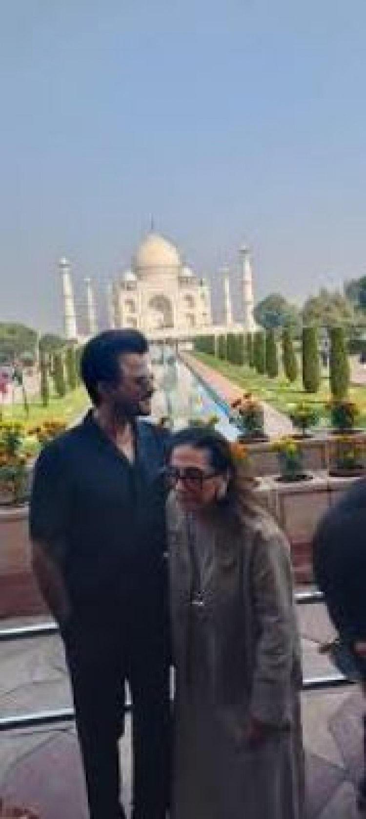 अभिनेता अनिल कपूर ने पत्नी संग किया ताजमहल का दीदार