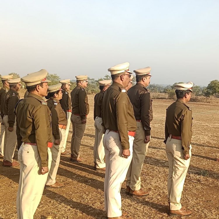 आगर मालवा पुलिस लाइन में जनरल परेड का आयोजन:पुलिस अधीक्षक ने जनरल परेड का किया निरीक्षण, ट्रैफिक नियमों का पालन करने पर हुई चर्चा