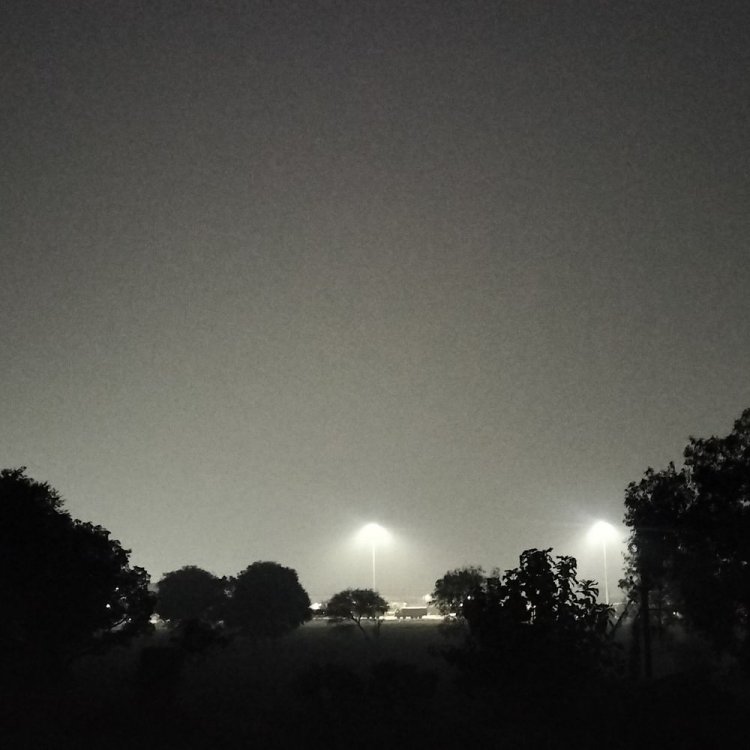 देवास में लगातार तीसरे दिन धुंध और बादल छाए रहे:पारे में 1-1 डिग्री की बढ़ोतरी; बादल छंटने के बाद सर्दी बढ़ने की आशंका