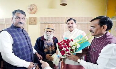 मुख्यमंत्री डॉ. यादव ने पद्मके लिए नामांकित भट्टी के निवास पहुँचकर शुभकामनाएँ दीं