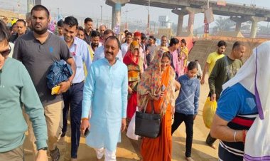 मंत्री राकेश शुक्ला ने रविवार को सपरिवार प्रयागराज के संगम में कुंभ स्नान किया