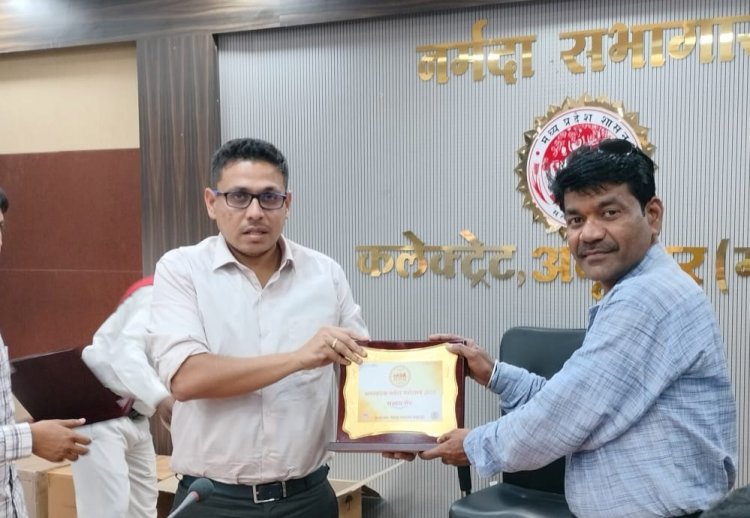 कलेक्टर श्री हर्षल पंचोली द्वारा पत्रकार डल्लू कुमार सोनी को स्मृति चिन्ह भेंट किया