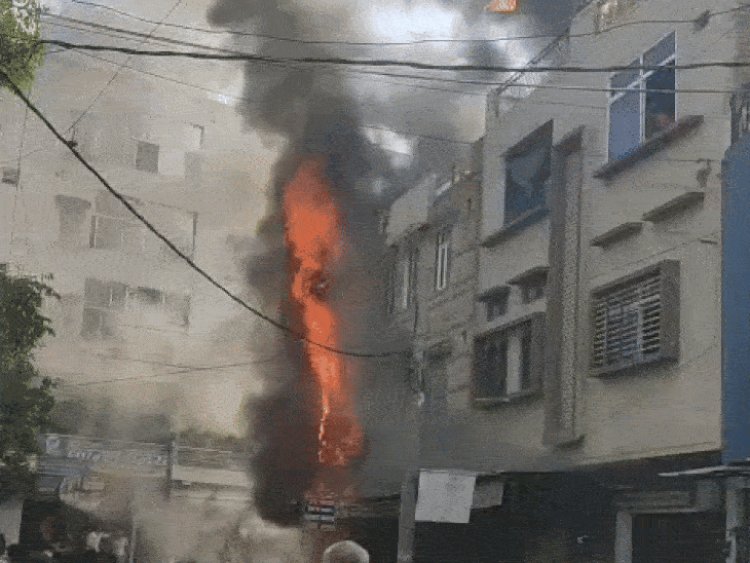भिंड हाउसिंग कॉलोनी की बिल्डिंग में लगी आग:चार दमकल गाड़ियां मौके पर; आग बुझाने जुटे कर्मचारी, राहत-बचाव कार्य जारी