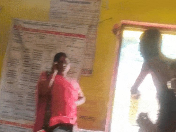 टीकाकरण कार्यक्रम में स्वास्थ्यकर्मियों पर तानी कुल्हाड़ी, धमकाया:नर्मदापुरम में वीडियो सामने आने के 18 घंटे बाद FIR; नशे में धुत था युवक