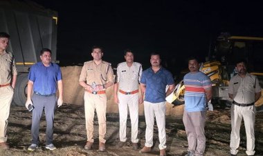 सिंगरौली में अवैध रेत खनन पर रात 3 बजे छापा:जेसीबी और ट्रक जब्त, भारी मात्रा में रेत जब्त