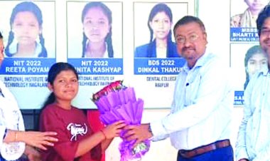 दंतेवाड़ा में सपनों को मिली उड़ान, एनएमडीसी छू लो आसमान ने बनाया रामशिला को जिला-टॉपर