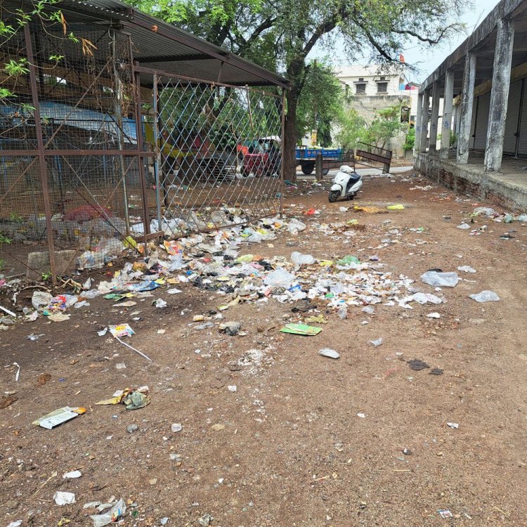 धार में डेढ़ करोड़ की सब्जी मंडी खंडहर बनी:8 साल से खाली पड़ी है 21 दुकानें, पुरानी मंडी में नगर पालिका कचरा डंप कर रही