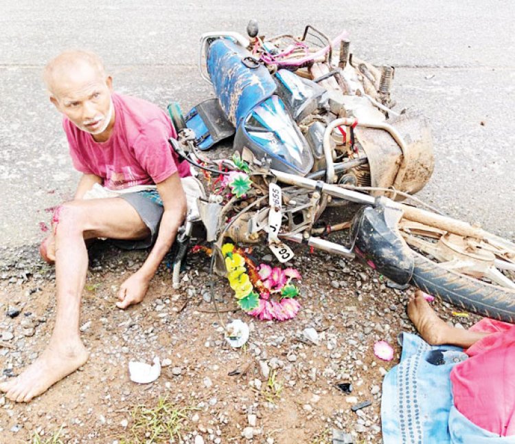 बाइकें  भिड़ीं, पति की मौत, पत्नी व पिता घायल