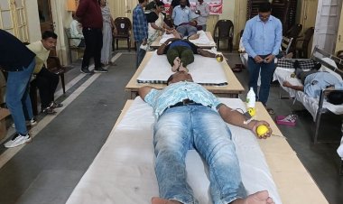 बैतूल में अधिकारियों-सफाई कर्मियों ने किया रक्तदान:जिला अस्पताल के मरीजों के लिए लगा शिविर; दोपहर तक 100 यूनिट ब्लड जमा हुआ