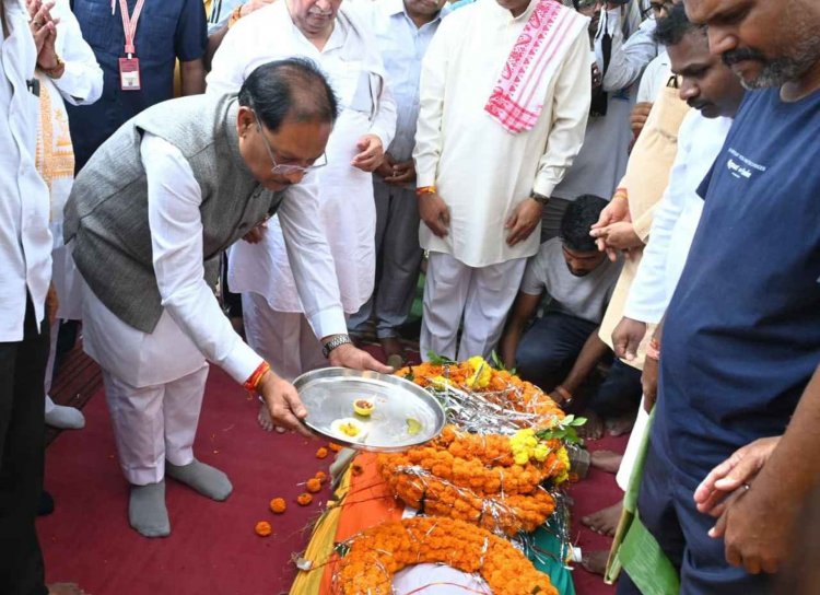 मुख्यमंत्री श्री साय ने पूर्व प्रांत प्रचारक श्रद्धेय श्री शांताराम जी को दी श्रद्धांजलि