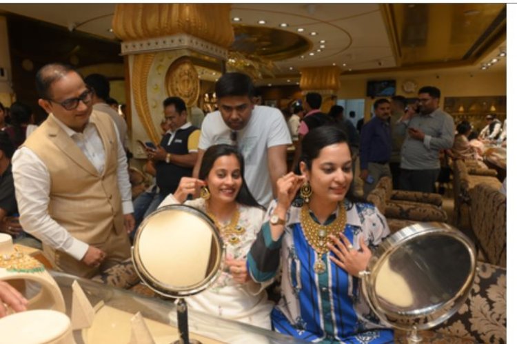 फेस्टिव सीजन में अर्थव्यवस्था ने पकड़ी रफ्तार, कारों से लेकर गोल्ड कॉइन की हुई रिकॉर्ड बिक्री