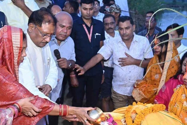 मुख्यमंत्री श्री विष्णु देव साय ने जशपुर में दुलदुला छठ घाट में सूर्य को दिया अर्घ्य.