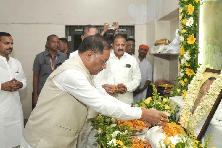 मुख्यमंत्री श्री विष्णु देव साय ने पूर्व विधानसभा उपाध्यक्ष स्वर्गीय श्री बनवारी लाल अग्रवाल को दी श्रद्धांजलि.