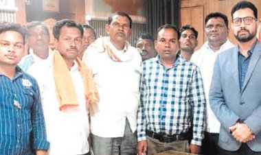 वन-राजस्व भूमि सोसायटी माड्यूल में रकबा प्रदर्शित नहीं,  सैकड़ों किसान पहुंचे तहसील दफ्तर,कलेक्टर को ज्ञापन