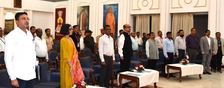 राजभवन में ‘‘वंदे मातरम्‘‘ के 150 वर्ष पर सामूहिक गायन  प्रधानमंत्री के उद्बोधन का सीधा प्रसारण किया गया