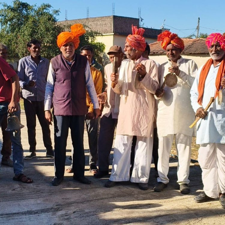 सीहोर में किसानों ने घंटियां बजाकर किया प्रदर्शन:सरकार को जगाने के लिए गिनाईं समस्याएं, बीमा और खाद की मांग उठाई