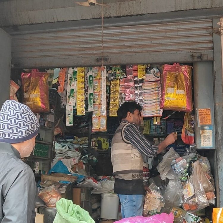 शिवपुरी में नए साल की पहली रात दुकानों में चोरी:मिर्ची बाजार से 31 हजार नकद ले उड़े चोर, CCTV में तीन संदिग्ध दिखे