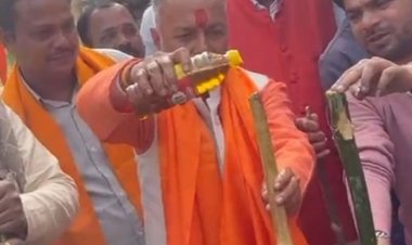 शिवसेना ने कहा-जहां मिलेंगे बिट्‌टू-सोना तोड़ देंगे कोना-कोना:वैलेंटाइन डे को लेकर किया लट्ठ पूजन, मंत्रोच्चारण के साथ डंडों को पिलाया तेल