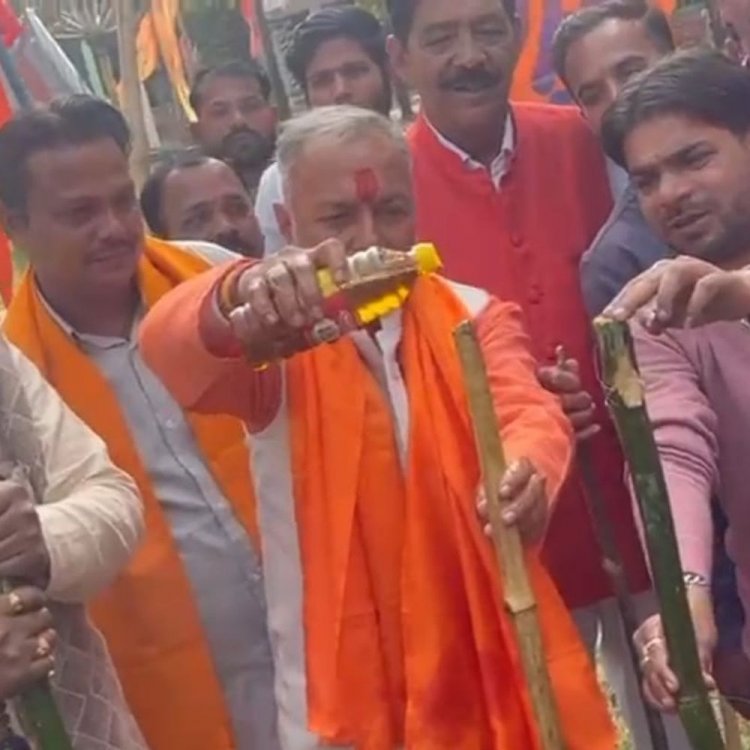 शिवसेना ने कहा-जहां मिलेंगे बिट्‌टू-सोना तोड़ देंगे कोना-कोना:वैलेंटाइन डे को लेकर किया लट्ठ पूजन, मंत्रोच्चारण के साथ डंडों को पिलाया तेल