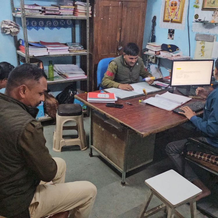 लाखों के आभूषण चोरी पर तीन युवक हिरासत में:पांच से अधिक व्यापारियों के जेवर खरीद का आरोप; पुलिस कर रही पूछताछ